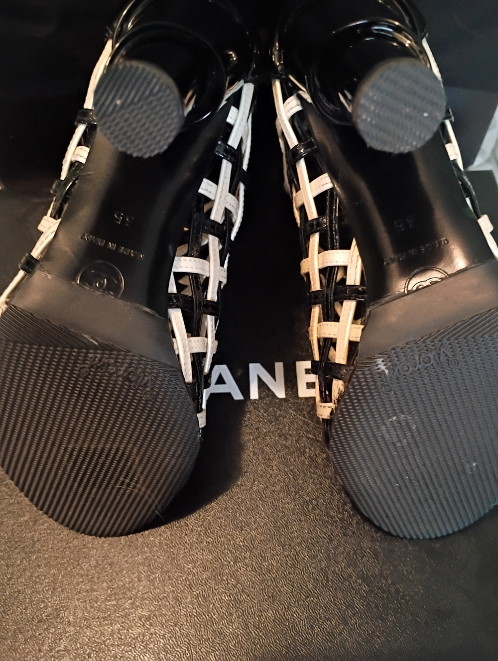 CHANEL Black and Cream Woven Patent Leather Ankle Booties Sz EUR 35 - Picture 5 of 6